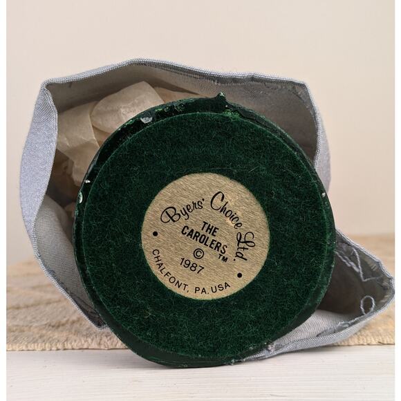 Byers' Choice Caroler Vintage 1987 Woman Gray Skirt White Muff Lace Collar Cuffs - Picture 7 of 8